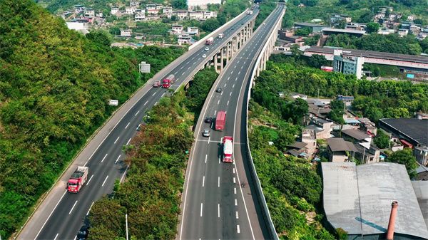 千庫網(wǎng)_高速公路車流交通高速公路大貨車_攝影圖編號232451.jpg